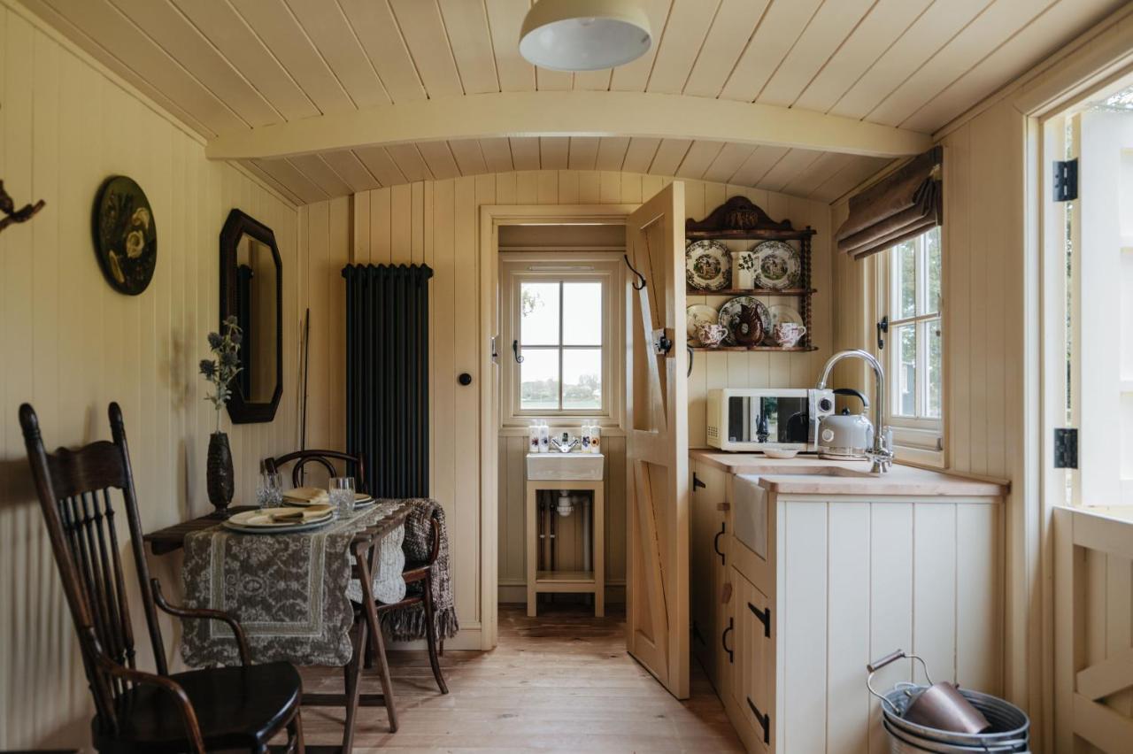 The Shepherds Huts & The Well Lodge At Ormesby Manor Ormesby Saint Michael 외부 사진