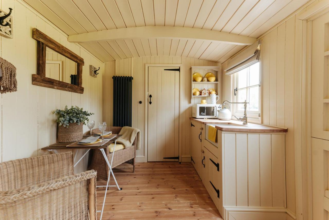 The Shepherds Huts & The Well Lodge At Ormesby Manor Ormesby Saint Michael 외부 사진