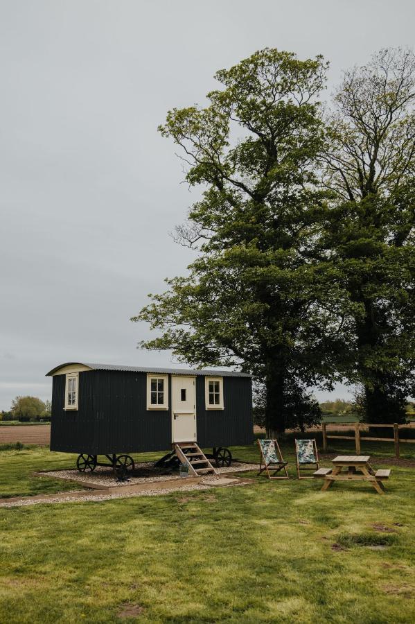The Shepherds Huts & The Well Lodge At Ormesby Manor Ormesby Saint Michael 외부 사진
