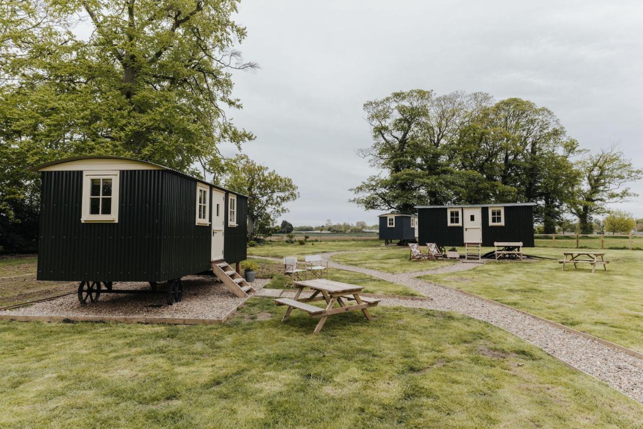 The Shepherds Huts & The Well Lodge At Ormesby Manor Ormesby Saint Michael 외부 사진